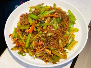 芹菜炒粉的做法