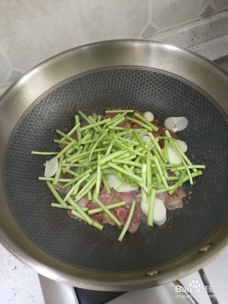 姨妈给我做腊肉炒芦蒿