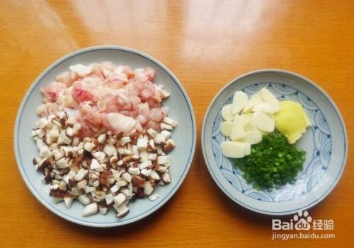 家庭自制鸡肉香菇焖饭