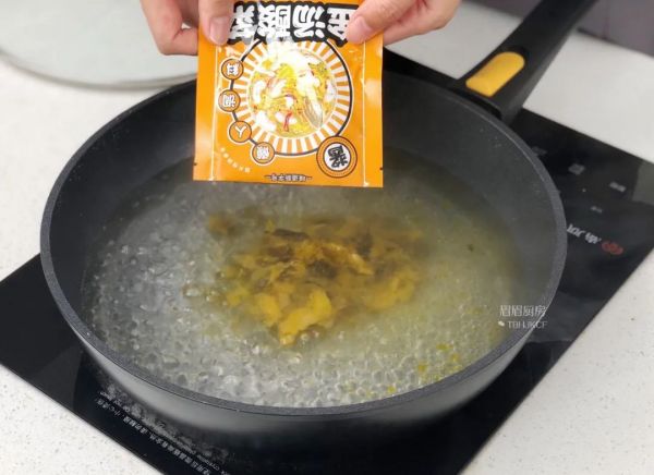 金汤酸菜肉丝面