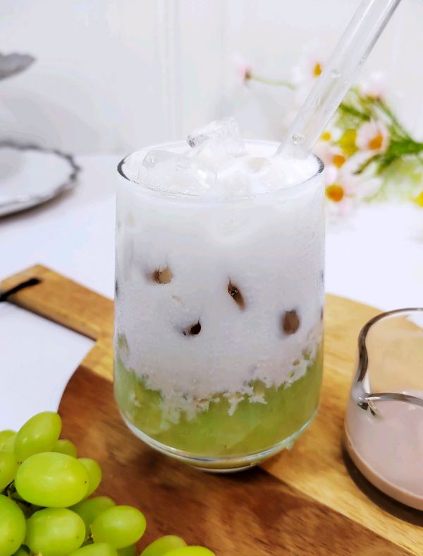 青提炼乳牛奶饮品