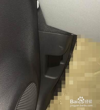 新奥拓如何打开汽车引擎盖