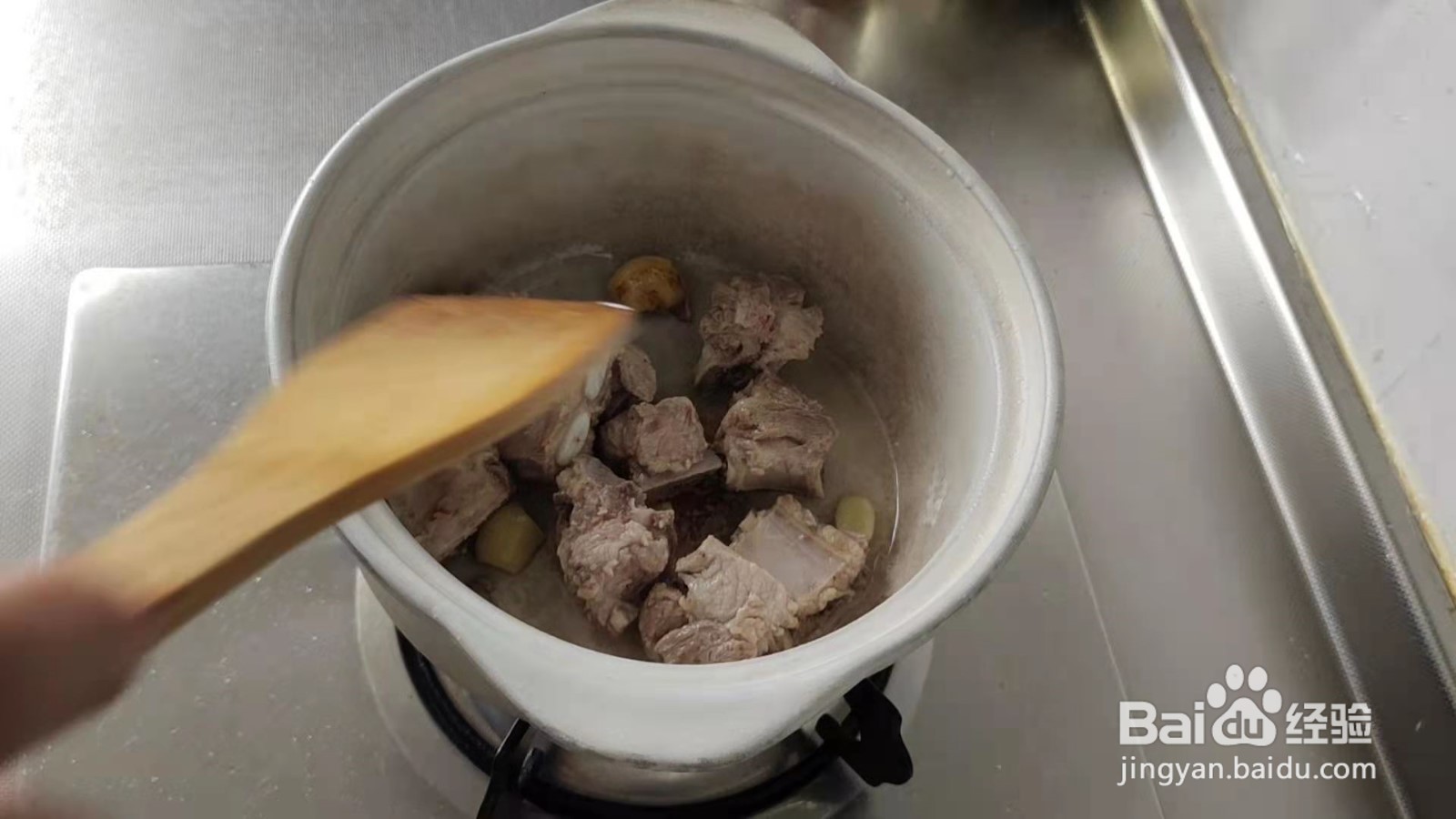 好吃又有营养，还不会变胖的排骨蘑菇汤