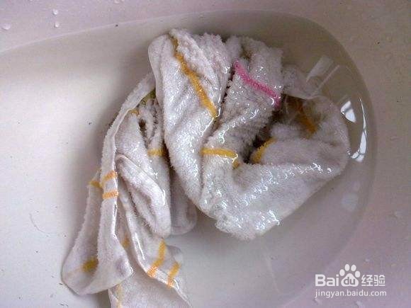 如何去除汽车坐垫上的血渍。