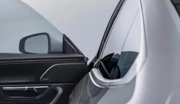 小鹏p7的雨刮片尺寸