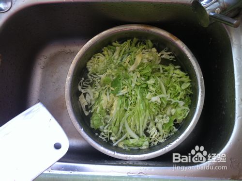 #我的拿手菜#教你烹饪美味的肉丝炒卷心菜