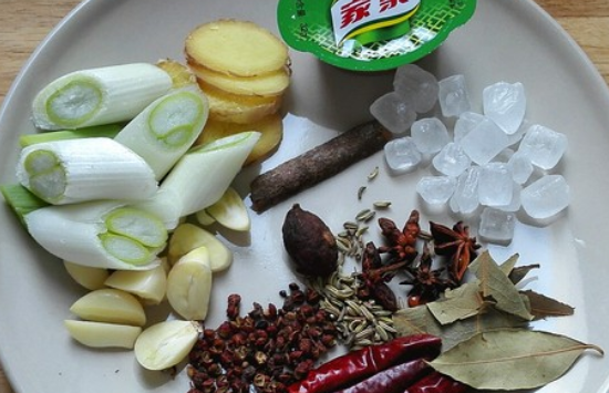 想做色泽红亮的卤肉怎么上色