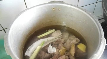 制作排骨莲藕汤