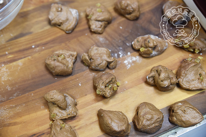 黑凤梨面包的做法