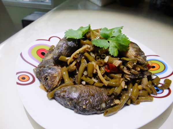 酸豆角焖禾花鱼