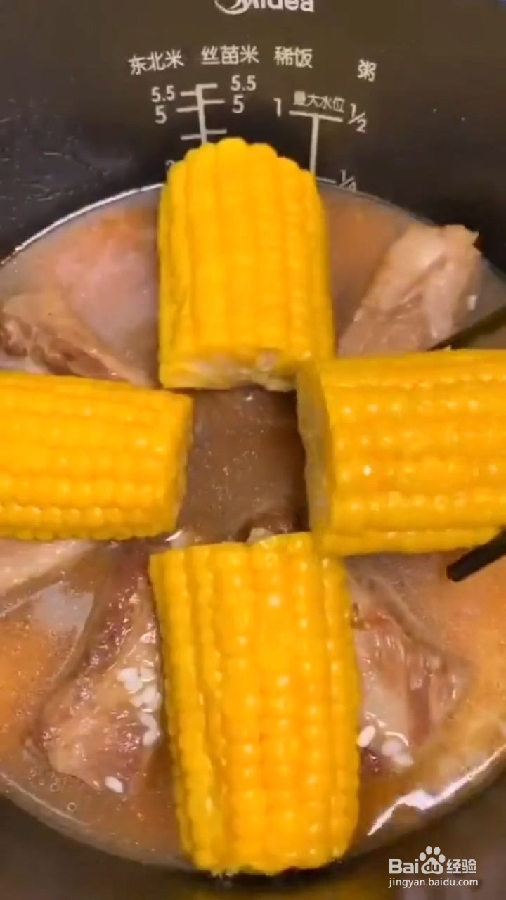 如何制作好吃的排骨玉米焖饭