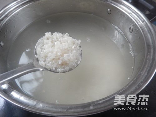 鱼糕荠菜粥的做法