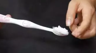 牙齿发黄难看，有啥小妙招？