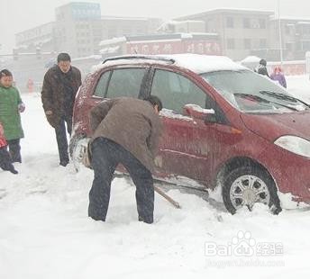 车陷在雪里了怎么脱困