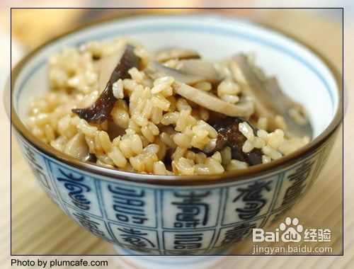 双菇糙米饭的做法