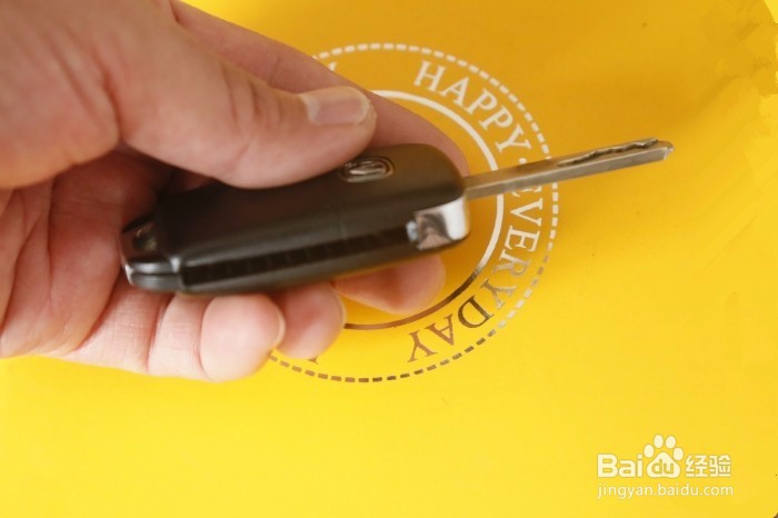 长安逸动2016款钥匙电池如何更换