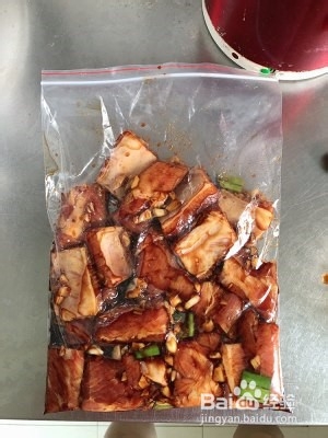 如何制作蒜香烤排骨