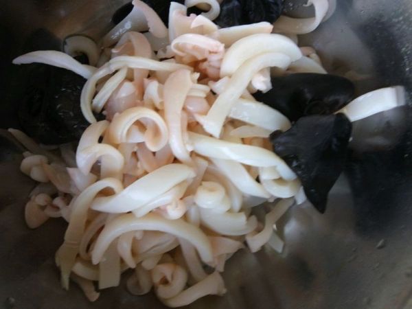 韭菜苔爆炒鱿鱼丝