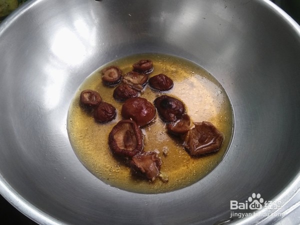 香菇和芹菜怎么做简单又好吃？