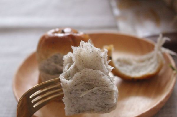 蜂蜜黑芝麻面包