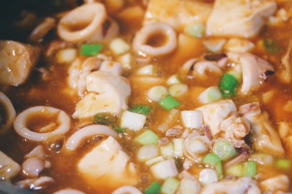 香辣鱿鱼虾球豆腐煲