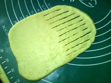 豆沙毛毛虫面包