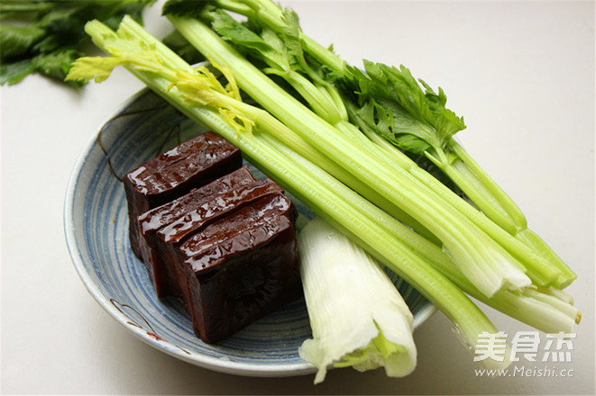 芹菜炒香干的做法