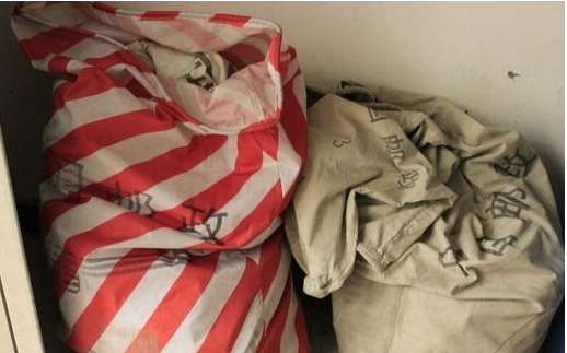 丢了很久的东西突然出现在眼前是什么情况？？ 事情是这样，半个月前我给我屋子大扫除扔了一麻袋衣服