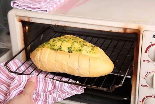怎么用烤箱加热冷冻保存的面包