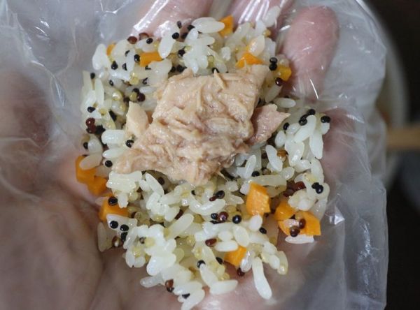 金枪鱼藜麦饭团