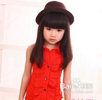 小萝莉巧妙潮搭，成就街头亮眼风景