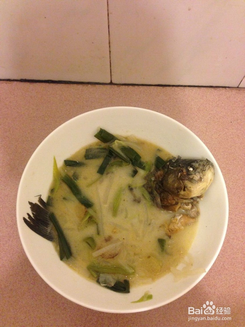 菜鸟都可以完成的鲜甜浓汤:萝卜丝鲫鱼汤