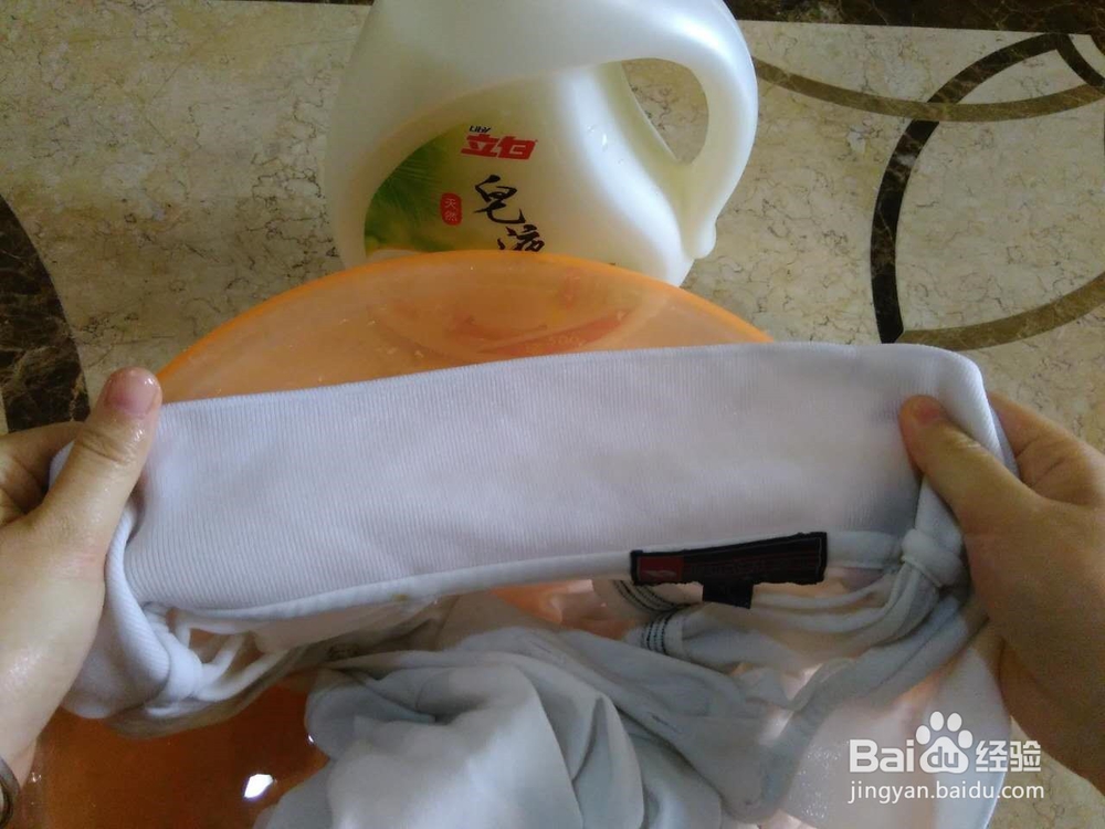 什么洗衣液好用来清洗白色衣服上的油渍