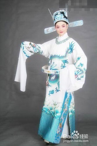 ”戏剧“倾城赋精美的服饰生涯