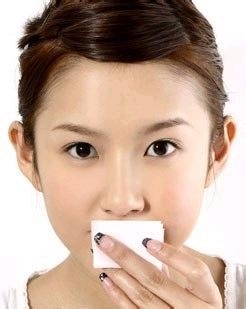 如何进行唇部卸妆