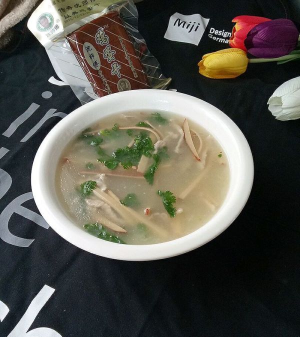 瘦肉鸡蛋干香菜羹