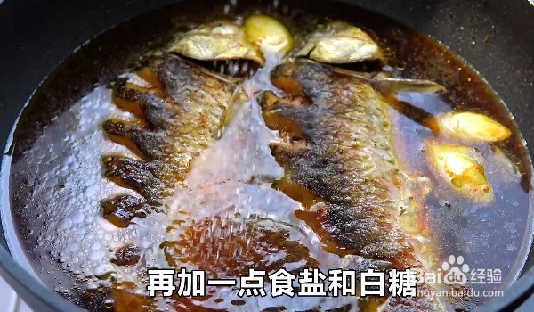 如何制作酱焖鲫鱼呢？