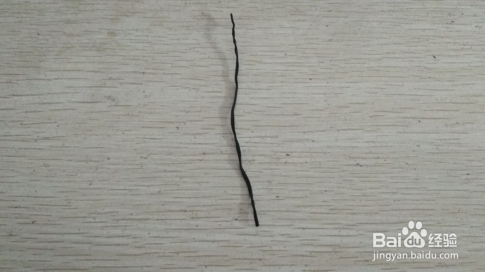 如何用一个软数据线绑绳做简易的中性笔支架