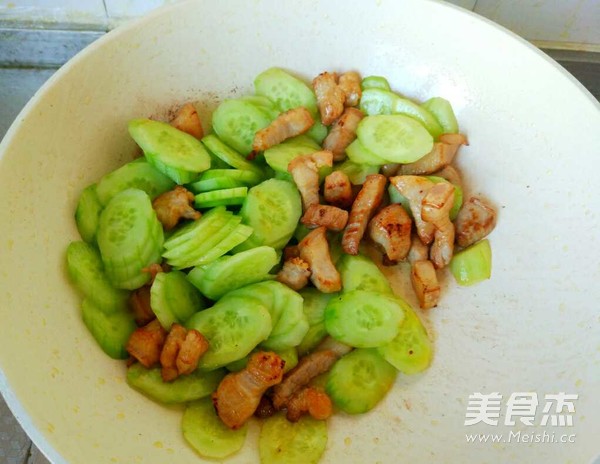 黄瓜炒肉的做法