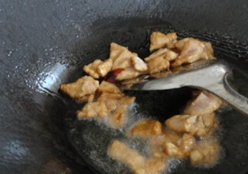 木耳炒蒜苗的做法