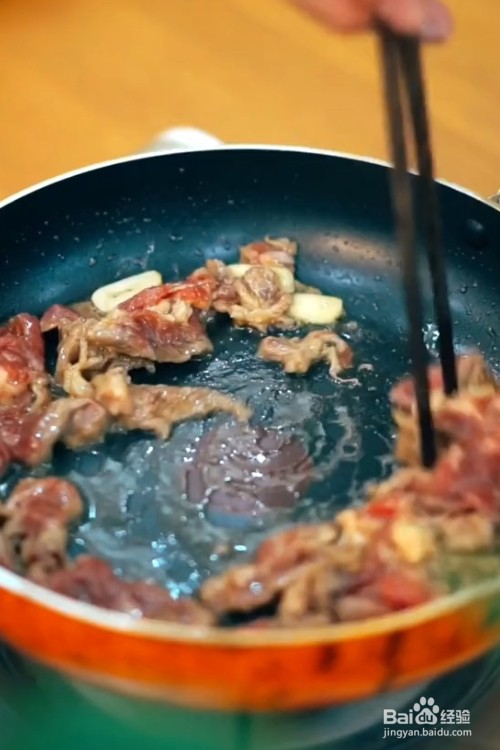 如何做葱爆羊肉？