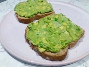 烟熏三文鱼配牛油果吐司