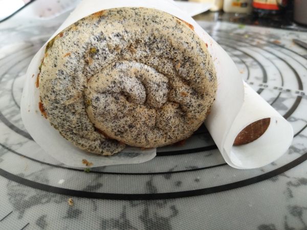 黑芝麻肉松蛋糕卷