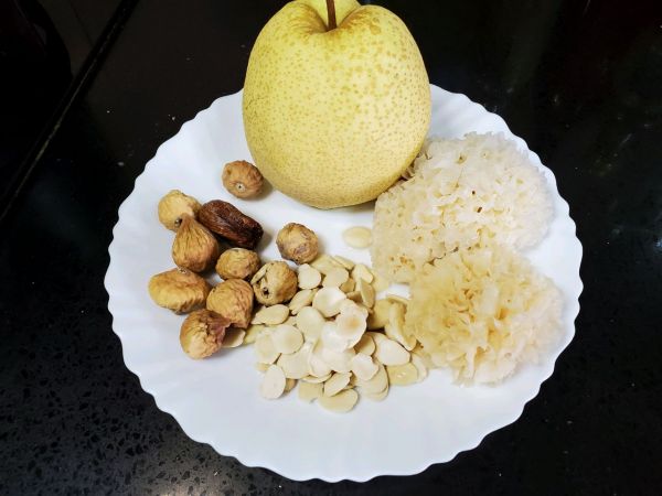 雪耳南杏无花果雪梨汤