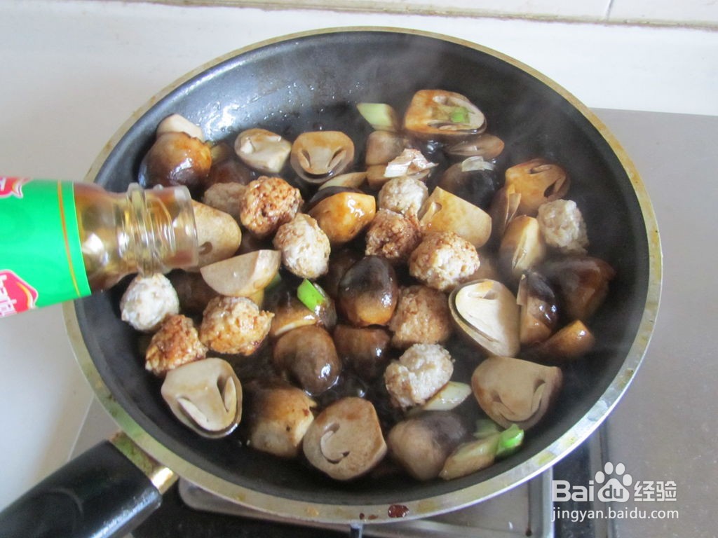 草菇焖鸡丸的做法