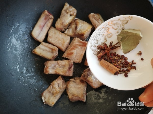 如何做出不需要油的土豆烧排骨