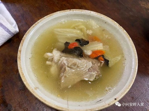 白菜木耳枸杞滋养骨汤