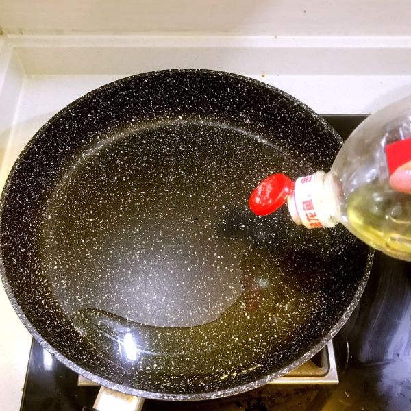 鸡蛋热炒鲜味槐花