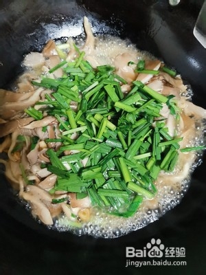 家常的蘑菇炒韭菜