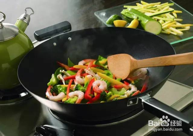私房炒菜什么时候放盐最营养?